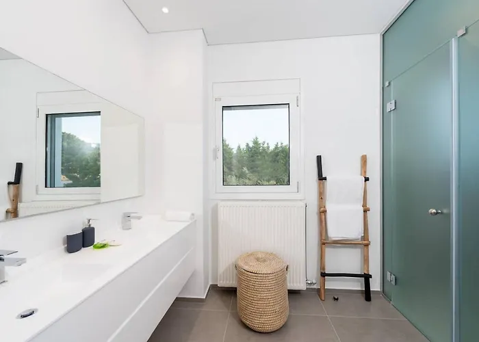 Melia With Heated Pool Willa